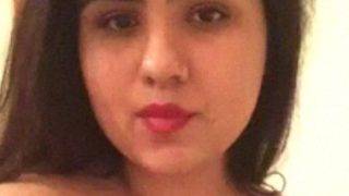 Sexy pak news reader lady pissing selfie